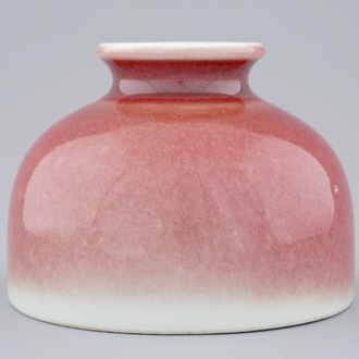 Een Chinese monochrome peachbloom glazuur waterpot, 19/20e eeuw