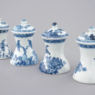 Un lot de 4 globes sans bases en porcelaine de Chine bleu et blanc, Qianlong, 18ème
