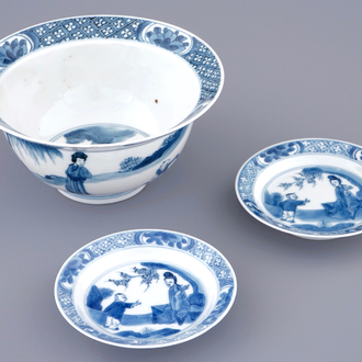 Een Chinese blauw-witte klapmuts kom en een paar kleine bordjes, Kangxi