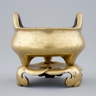 Un brûle-parfum sur socle en forme de feuille en bronze doré, Chine, Dynastie Ming