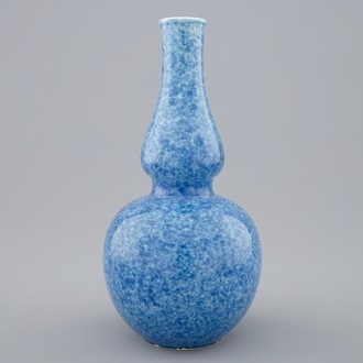 Un vase en porcelaine de Chine monochrome bleu poudré de forme double gourde, 18/19ème