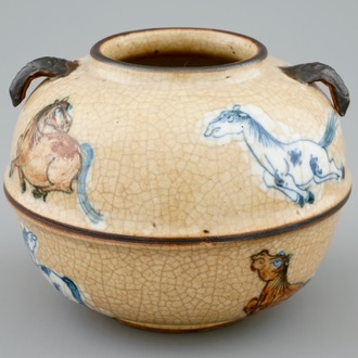 Un petit vase globulaire en porcelaine de Chine à décor de chevaux sur un fond brun craquelé, 18/19ème