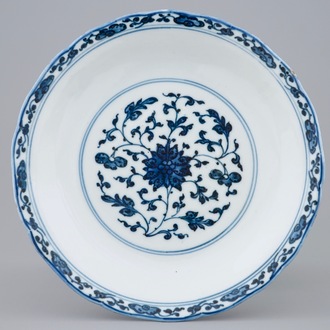 Une assiette de style Ming en porcelaine de Chine bleu et blanc à décor de lotus, marque et période de Qianlong