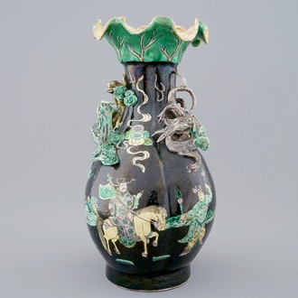 Een Chinese lotusvormige famille noire vaas met opgelegde draken, 19e eeuw