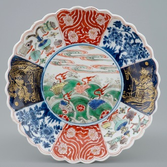 Une assiette lobée en porcelaine de Chine famille verte à décor de coquilles, Kangxi