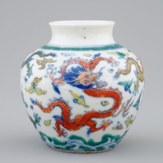 Un petit vase en porcelaine de Chine doucai à décor de dragons et volutes, marqué Qianlong, 19ème