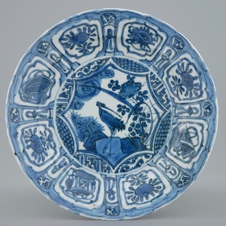 Une assiette à décor d'une grue en porcelaine de Chine bleu et blanc de type Kraak, Wanli, 1573-1619
