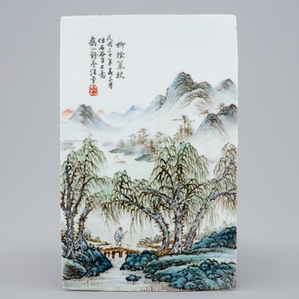 Une plaque en porcelaine de Chine à décor qianjiang cai signé Wang Ye Ting (1884-1942), 20ème