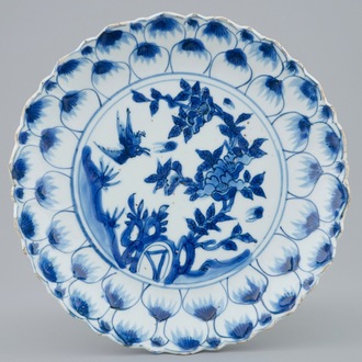 Een blauw-wit kraak porseleinen bord met lotus decor, Wanli, 1573-1619