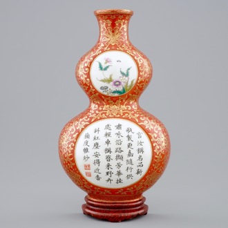Un vase d'applique en porcelaine de Chine famille rose sur fond corail rehaussé d'or, marque Qianlong, 19/20ème