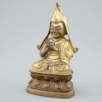 Une figure d'un Lama assis sur un double trône de lotus en bronze doré sino-tibetan, 19ème