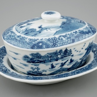 Un beurrier sur présentoir en porcelaine de Chine bleu et blanc, Qianlong, 18ème