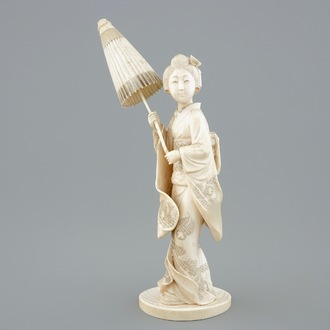 Un okimono en ivoire d'une dame au parasol, Japon, 19ème