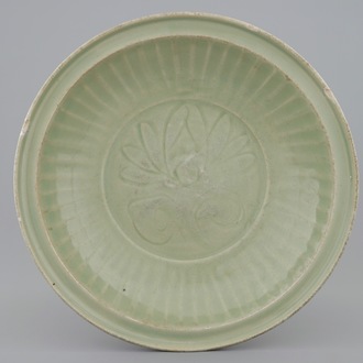Un plat en céladon de Longquan à décor incisé de lotus, Chine, Dynastie Ming, 15ème