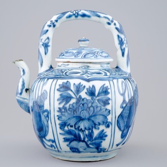 Un pot à vin en porcelaine de Chine bleu et blanc de type Kraak, Wanli, 1573-1619