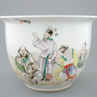 Un pot à fleurs en porcelaine de Chine famille rose à décor d'immortels, 19ème