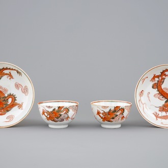 Une paire de tasses et soucoupes en porcelaine de Chine à décor de dragons en rouge de fer et doré, Yongzheng, 1723-1735