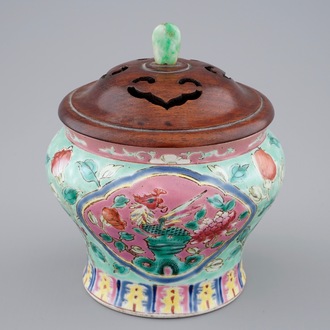 Een Chinees turquoise fond "Straits" porseleinen vaasje met houten deksel met jade knop, 19e eeuw