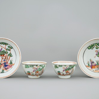 Une paire de tasses et soucoupes en porcelaine de Chine à décor de la cueillette des cerises, Qianlong, 18ème