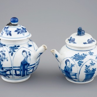 Twee blauw-witte Chinese theepotjes met deksels, Kangxi