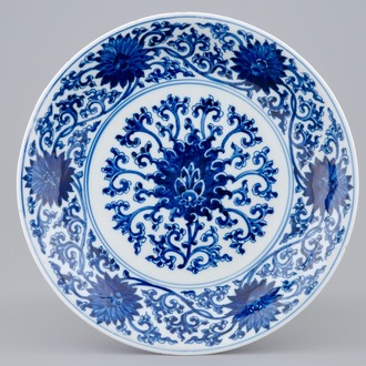 Une assiette en porcelaine de Chine bleu et blanc à décor de lotus, marque de Xuande, Kangxi