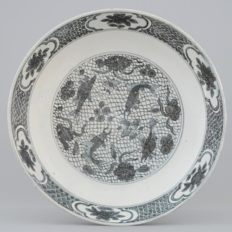 Un plat en porcelaine de Chine dit de Swatow à décor bleu-gris de poissons, Dynastie Ming, 16/17ème
