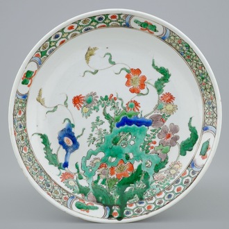 Een Chinees famille verte bord met floraal decor, ex-coll. Augustus de Sterke, Kangxi