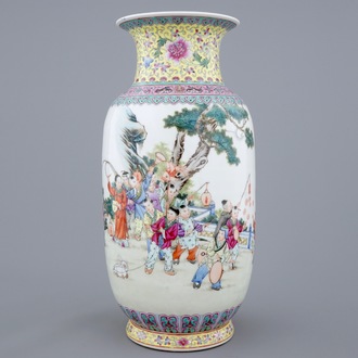 Un vase en porcelaine de Chine famille rose avec une procession de garçons, 20ème