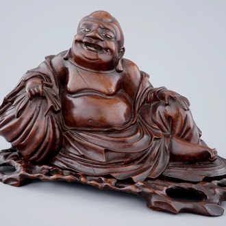 Un bouddha en bois sculpté sur socle, Chine, 19ème