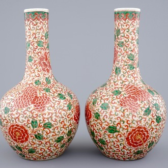 Une paire de vases de forme bouteille en porcelaine de Chine famille verte craquelé, 19ème