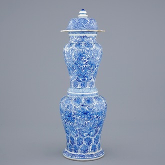 Un vase de forme très rare en porcelaine de Chine bleu et blanc, Kangxi