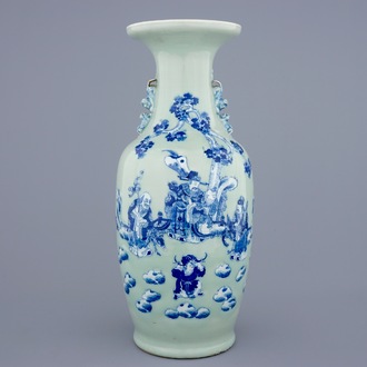 Un vase en porcelaine de Chine en bleu et blanc sur fond céladon aux personnages, 19ème