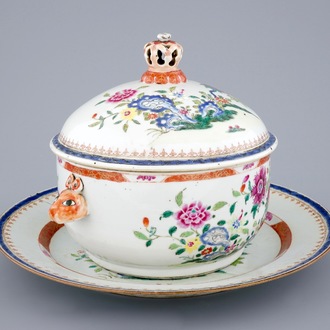 Une terrine et son couvercle sur présentoir en porcelaine de Chine famille rose export, Qianlong, 18ème