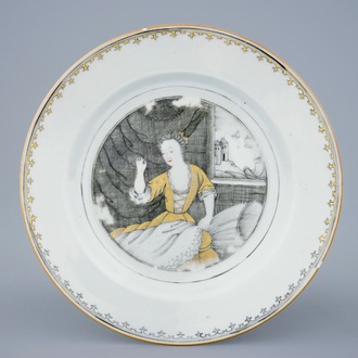 Une assiette en porcelaine de Chine grisaille à décor de "La couturière", 18ème