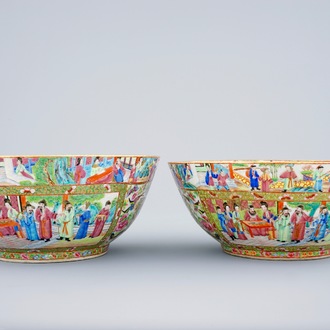 Une paire de bols en porcelaine de Chine famille rose de Canton, 19ème