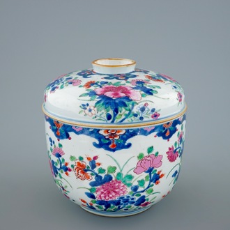 Un grand bol et son couvercle en porcelaine de Chine famille rose, Qianlong, 18ème