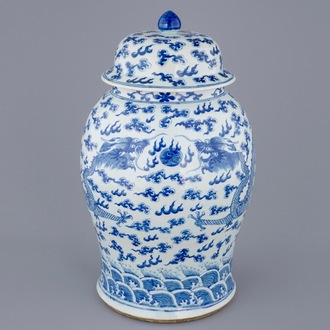Un grand vase et son couvercle en porcelaine de Chine bleu et blanc aux dragons, 19ème