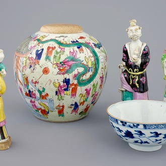 Trois figures, un pot à gingembre et un bol à décor de lotus en porcelaine de Chine, 18/19ème