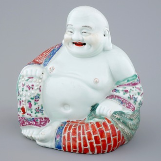 A large Chinese famille rose porcelain Buddha, 19/20th C.