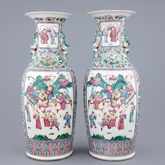 Une paire de grands vases en porcelaine de Chine famille, 19ème