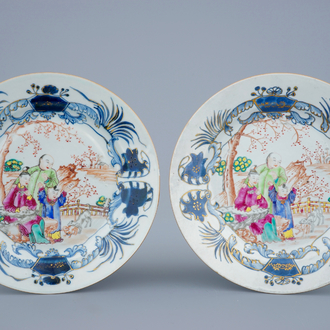 Une paire d'assiettes en porcelaine de Chine famille rose à décor mandarin, Qianlong, 18ème