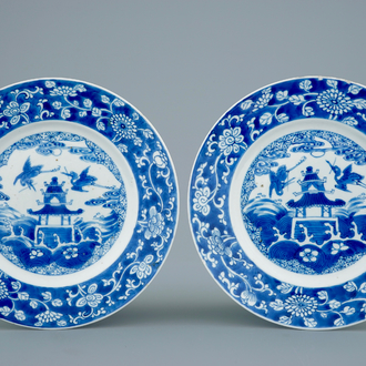 Une paire d'assiettes en porcelaine de Chine bleu et blanc à décor de pagodes, Kangxi