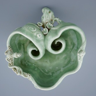 Een Chinese celadon penselenwasser in de vorm van een lingzhi paddestoel, 19e eeuw