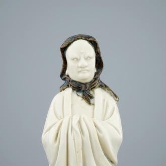 Un modèle d'un Luohan au foulard noir en porcelaine blanc de Chine de Dehua, 19th C.