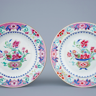 Une paire d'assiettes en porcelaine de Chine famille rose aux vases fleuris, Qianlong, 18ème