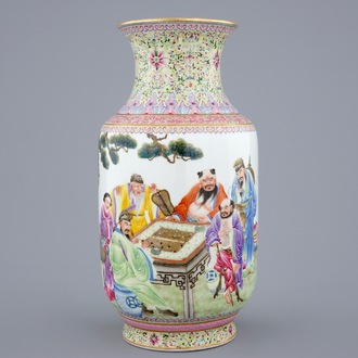 Un vase en porcelaine de Chine famille rose d'époque République, 20ème