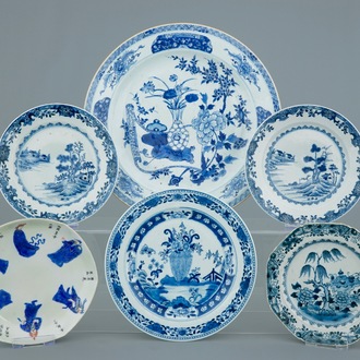 Un lot de 6 assiettes et plats en porcelaine de Chine bleu et blanc, 18/19ème