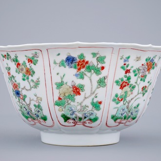 A fine Chinese famille verte bowl with floral design, Kangxi