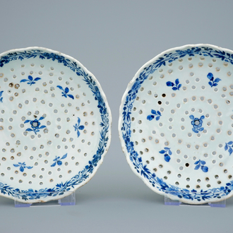 Une paire d'égouttoirs en porcelaine de Chine bleu et blanc d'après un modèle en Delft, Qianlong, 18ème