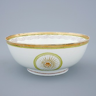 A Chinese export porcelain bowl in tones of green, yellow and purple, Qianlong, 18th C.